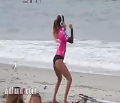 La bella surfera Anastasia Ashley calentando muy sexy